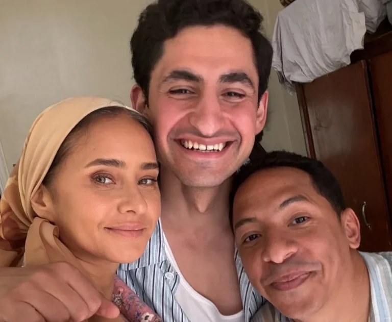 أمير المصري يروج لفيلم "القصص" مع بدء عرضه بالسينما