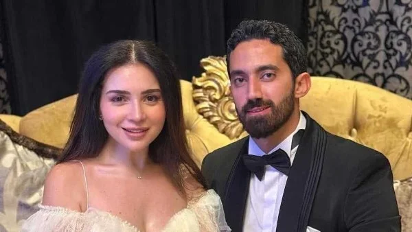 لحظات رومانسية لأحمد تيمور مع مى عز الدين في القاهرة