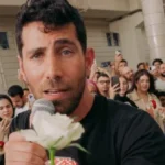 عزيز مرقة يحول محطة مترو عدلي منصور إلى مسرح غنائي