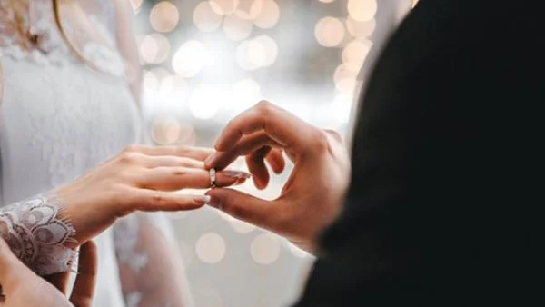 هل يمكن للمرأة أن تحب رجلين في الوقت نفسه؟
