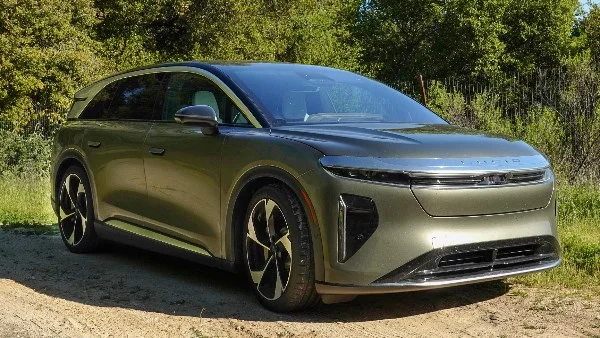 لوسيد جرافيتي Grand Touring: الفخامة والابتكار في سيارة عائلية كهربائية