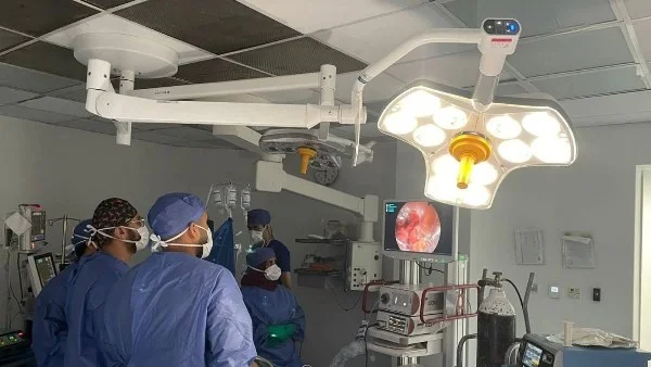 إجراء عملية استئصال ورم سرطاني بالقولون باستخدام المنظار
