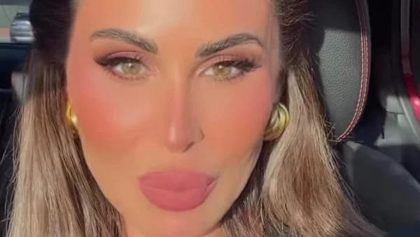 مي سليم تتألق بأحدث إطلالة لها داخل السيارة