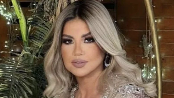 بوسي شلبي تتألق بفستان أبيض أنيق