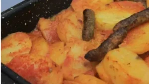 طريقة عمل صينية بطاطس بالسجق بأسهل الخطوات