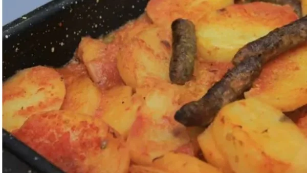 طريقة عمل صينية بطاطس بالسجق بأسهل الخطوات