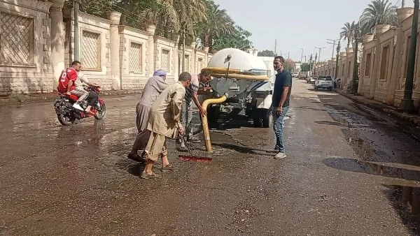 معالجة تسرب المياه أسفل نفق كوبري النيل بالمنيا
