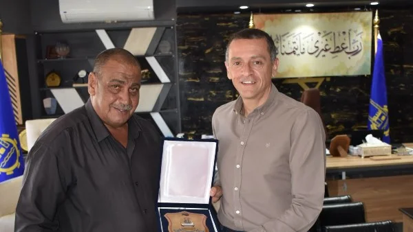 تكريم محافظ أسوان لأحد السائقين بمناسبة التقاعد