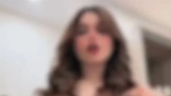 التحقيق مع صانعة محتوى بتهمة استعراض خادش للحياء