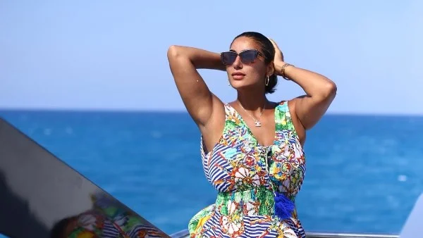 جوري بكر تتألق في فستان أنيق