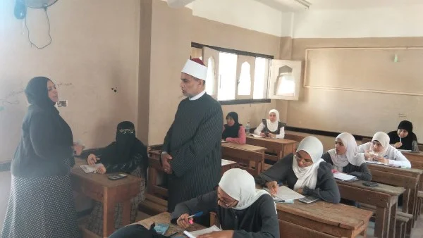 متابعة رئيس منطقة الدقهلية لامتحان الكيمياء