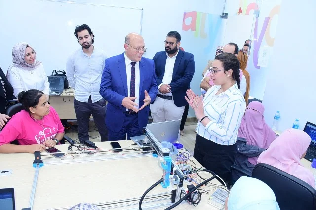 رئيس جامعة سوهاج يتفقد معمل التصنيع الرقمي
