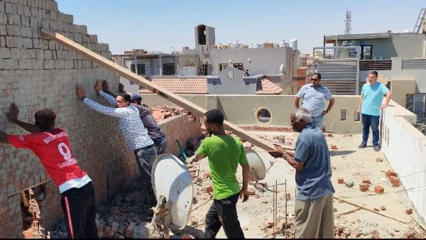 إزالة بناء مخالف في منطقة الدهار بالغردقة
