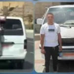 ضبط سائق ميكروباص سمح لشخص بالتعلق في الباب الخلفي