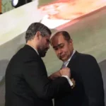 تكريم حسام زكي بوسام التقدير الليبي