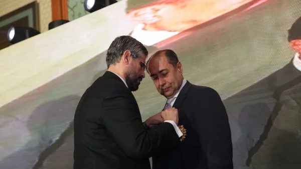 تكريم حسام زكي بوسام التقدير الليبي