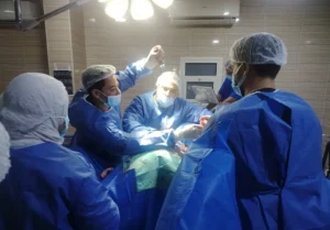 نجاح جراحة لتثبيت كسر العمود الفقري بمستشفى أبو حماد