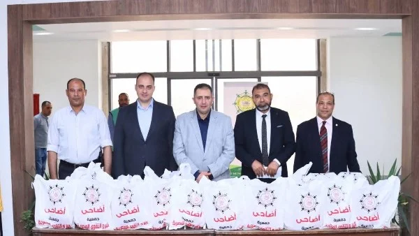 توزيع لحوم الأضاحي على عمال النظافة في دمياط
