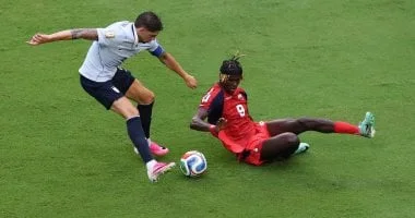 أوروجواي تتفوق على الرأس الأخضر 2-1 في الشوط الأول