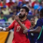 مهند لاشين يتلقى بطاقة صفراء في مباراة مصر ونيوزيلندا