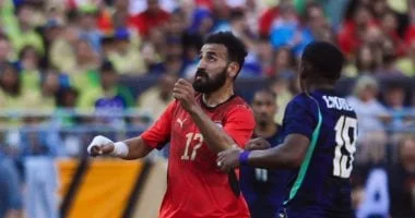 مهند لاشين يتلقى بطاقة صفراء في مباراة مصر ونيوزيلندا
