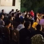 البنهاوية يتابعون مباراة مصر ونيوزيلندا في المقهى
