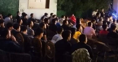 البنهاوية يتابعون مباراة مصر ونيوزيلندا في المقهى