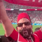 أحمد سعد يحتفل بفوز منتخب مصر بالطربوش في الملعب