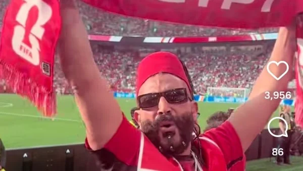 أحمد سعد يحتفل بفوز منتخب مصر بالطربوش في الملعب