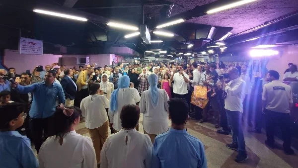 عروض فنية مفاجئة في محطة الشهداء بالمترو