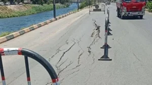 هبوط جزئي بطريق ترعة أصفون في إسنا