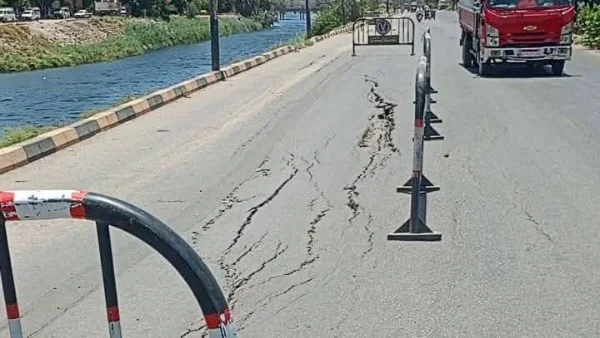 هبوط جزئي بطريق ترعة أصفون في إسنا