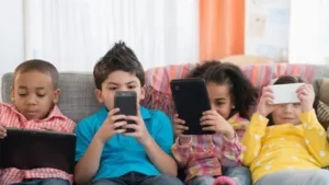 تحذيرات من استهداف الأطفال عبر المحتوى الرقمي