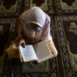 حكم قراءة القرآن من المصحف أثناء الصلاة