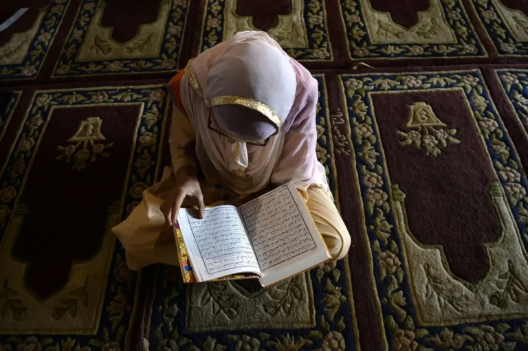 حكم قراءة القرآن من المصحف أثناء الصلاة