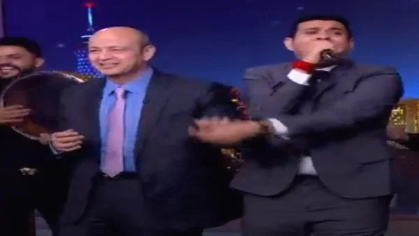 عمرو أديب يرقص مع محمود الليثي على الهواء