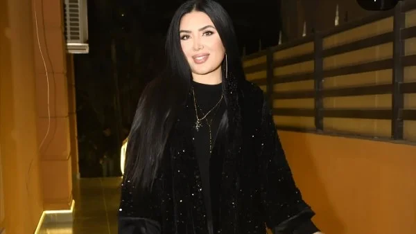 عبير صبري تتألق بفستان أنيق وجذاب
