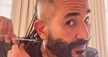 أحمد سعد يتوب ويقص شعره على الهواء في بث مباشر