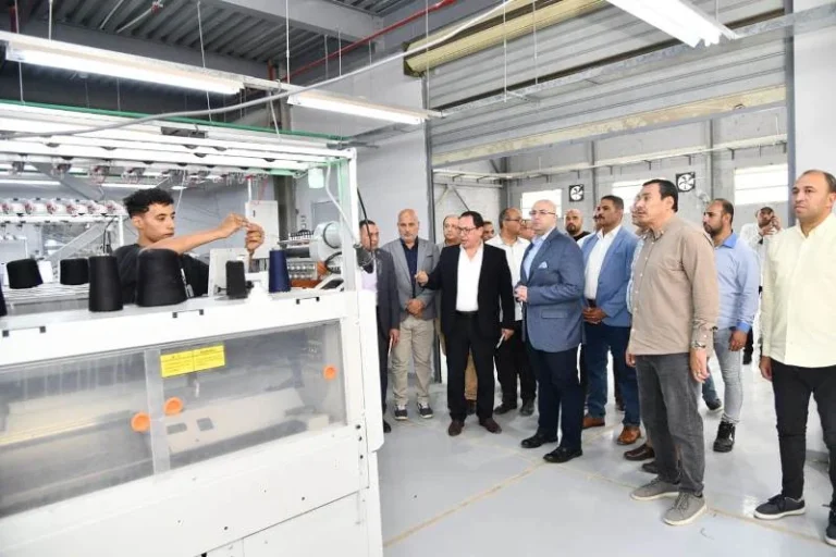 متابعة إنشاءات المرحلة الثانية لمصنع الملابس الجاهزة بالفيوم
