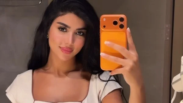 كارولين عزمي تتألق بفستان أبيض رائع