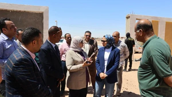 محافظ الوادي الجديد تتابع مشروع مياه شرب بباريس