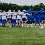 دقيقة صمت في معسكر فرنسا حدادًا على والدة ديشامب