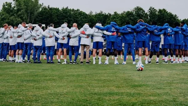 دقيقة صمت في معسكر فرنسا حدادًا على والدة ديشامب