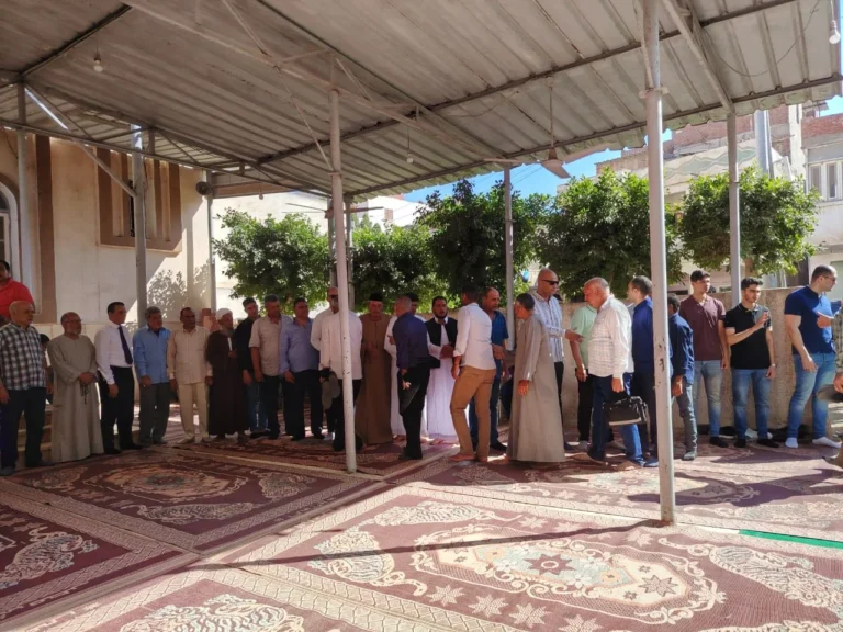 تشييع جثمان الفنان عبد العزيز مخيون في أبو حمص