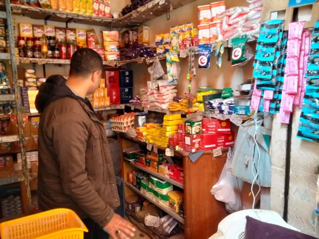 ضبط 7549 قطعة «لوليتا» ومواد غذائية مقلدة في قلين