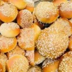 خبز السمسم الذهبي: وصفة منزلية سهلة ومميزة