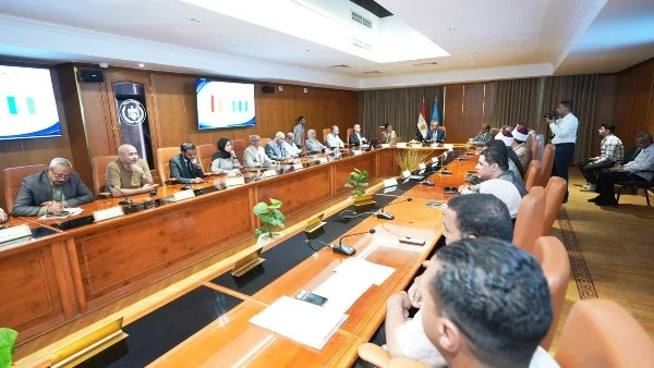 محافظ أسيوط يرأس اجتماعاً لمتابعة تنمية الأسرة