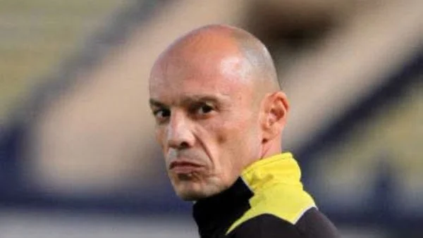 ماجد سامي ينعي المدرب اليوناني تاكيس جونياس