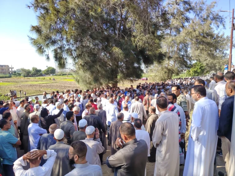 الآلاف يشيعون الفنان عبد العزيز مخيون بمسقط رأسه