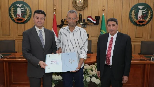 تسليم 21 عقد تقنين أراضي في المنوفية